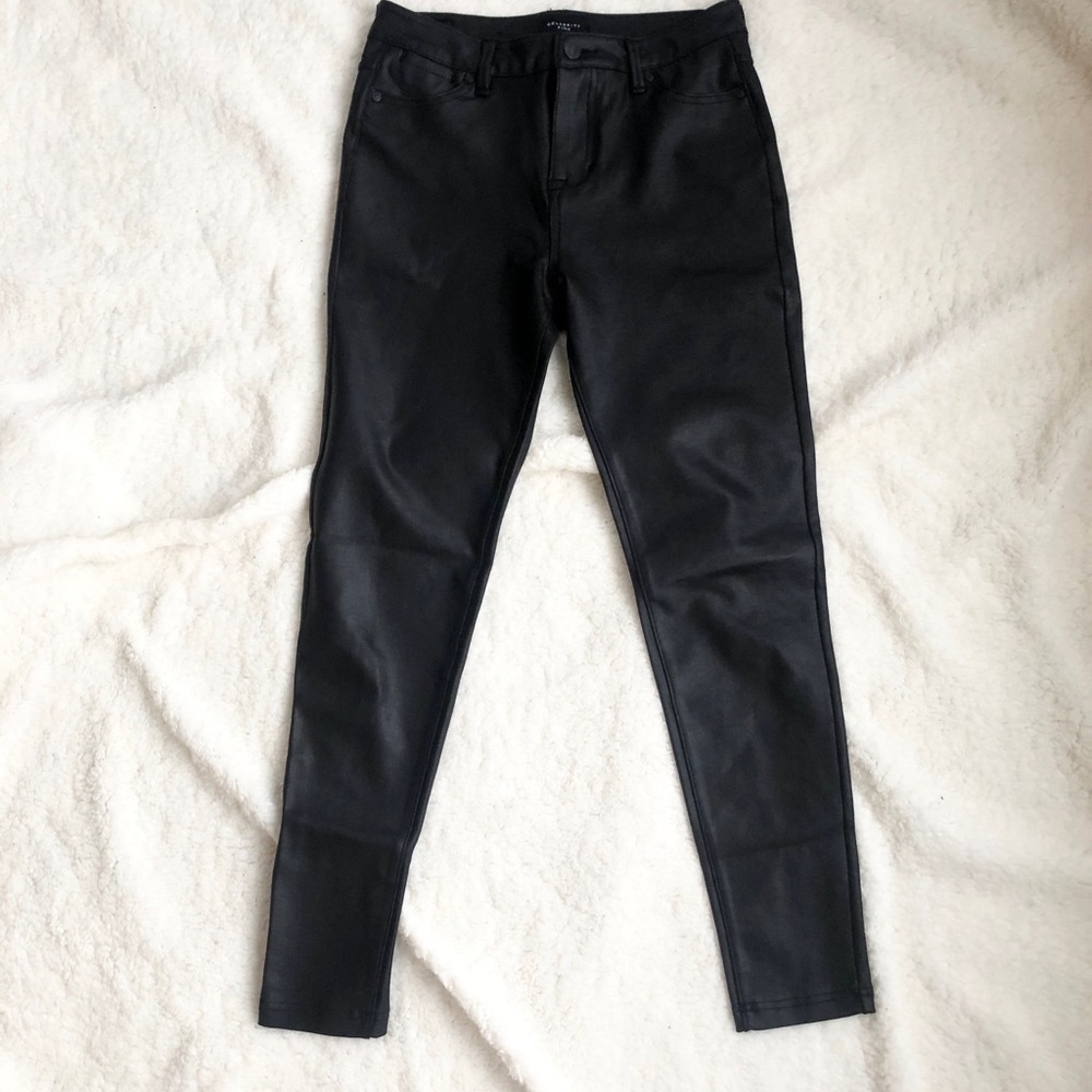 Celebrity Pink Faux leather skinny leggings.